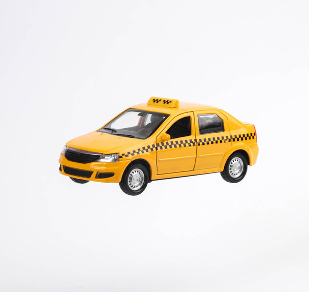 Miniatűr sárga taxi autó elszigetelt fehér háttér - Fotó, kép