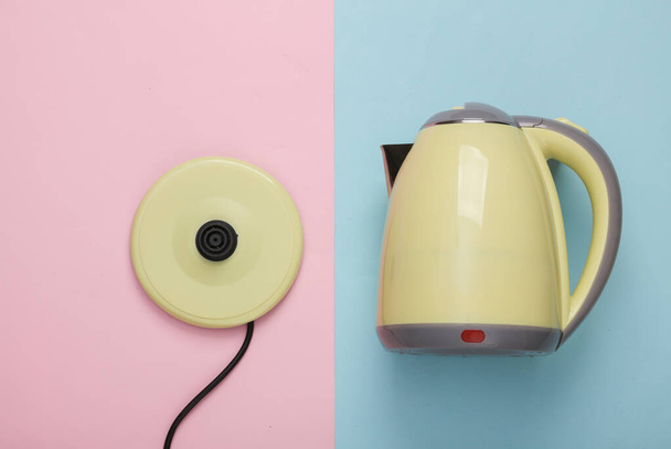 Пластиковий електричний чайник на синьо-рожевому пастельному фоні. Найкращий переглядач
 - Фото, зображення