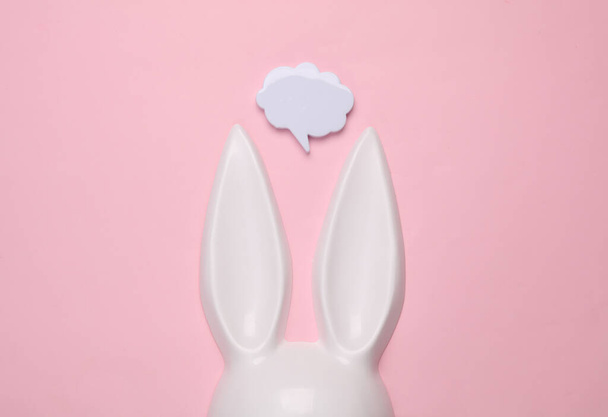 Bunny oren Geslacht winkel masker met spraakbal op roze achtergrond - Foto, afbeelding
