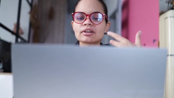 Genç Afrikalı iş kadını video ile iletişim kuruyor. Etnik iş kadını dizüstü bilgisayara bakarak konuşuyor, online konferans ofis sohbeti, sanal eğitim kavramı. - Video, Çekim
