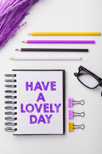 Textschild mit Have A Lovely Day, Wort geschrieben auf nette Geste Positive Wünsche Gruß Genießen Sei glücklich - Foto, Bild