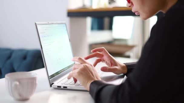 Las manos femeninas de la mujer de negocios trabajador usuario profesional que utiliza la escritura en el teclado portátil portátil sentarse en el escritorio de la oficina en casa trabajando en línea con el concepto de tecnología de aplicaciones de software de PC, vista lateral de cerca - Metraje, vídeo