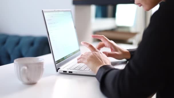 Žena ruce podnikatelky profesionální uživatelské pracovnice pomocí psaní na notebooku klávesnice sedět na domácí kancelářské stůl pracuje on-line s pc softwarové aplikace koncept technologie, zblízka boční pohled - Záběry, video
