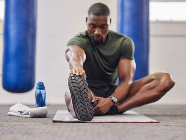 Homem negro, alongamento pernas e fitness no ginásio para treinamento, desempenho e musculação. Fisiculturista aquecer para pés fortes, treino desportivo e começar o exercício saudável para a mobilidade, energia e energia. - Foto, Imagem