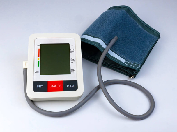 Электронный автономный монитор кровяного давления с наручниками - Фото, изображение
