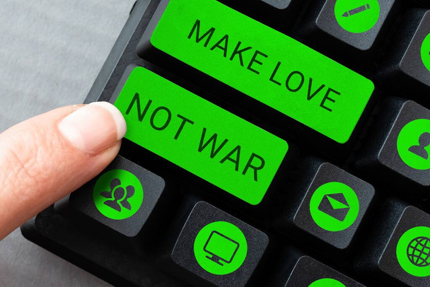 Podpis konceptualny Make Love Not War, Word for A hippie anti-war slogan zachęcający do miłości i pokoju - Zdjęcie, obraz