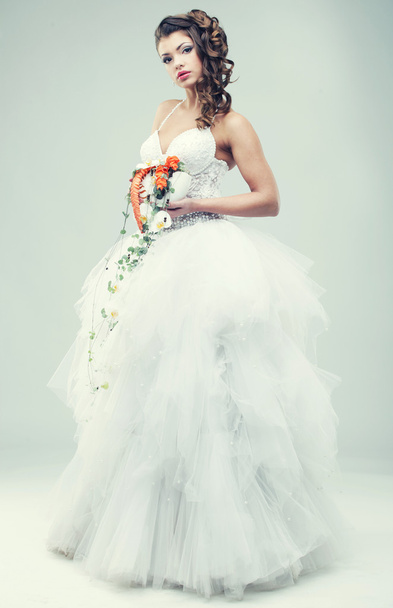 beautiful bride in a luxurious wedding dress - Fotoğraf, Görsel