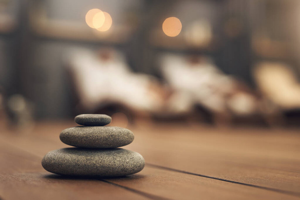 Kényeztesse magát egy wellness élményben. három kő egyensúlyban egymás felett egy gyógyfürdőben - Fotó, kép