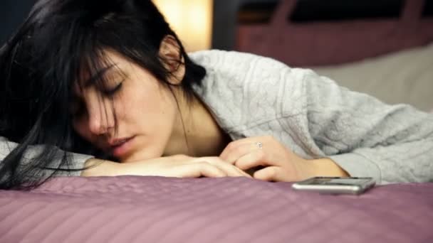mladá žena spí v posteli - Záběry, video