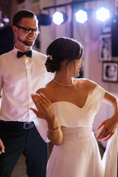 перший танець нареченого і нареченого всередині ресторану з сильним димом
 - Фото, зображення