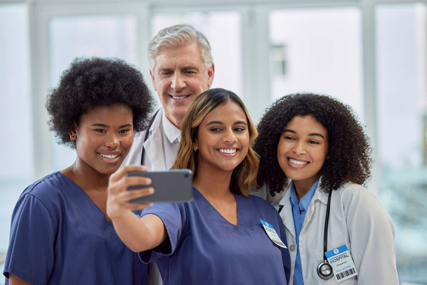 Selfie des médecins, des infirmières ou du groupe de soins de santé pour le point sur les médias sociaux ou le travail d'équipe à l'hôpital. Diversité les femmes et le responsable de stage sourient dans la photo de profil dans le poste de carrière, l'équipe ou le site. - Photo, image