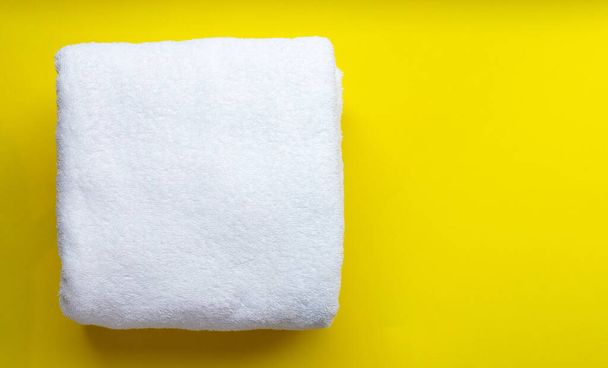 Στοίβα από λευκές πετσέτες, πετσέτα μπάνιου - Φωτογραφία, εικόνα