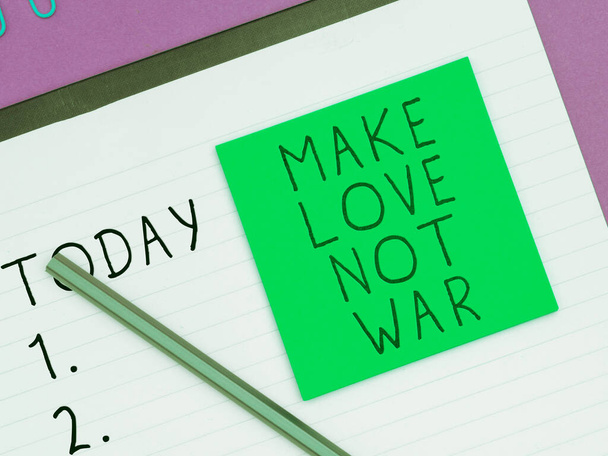 Teksti kuvateksti esittää rakastele ei sotaa, Sana kirjoitettu hippi sodanvastainen iskulause kannustaa rakkautta ja rauhaa - Valokuva, kuva