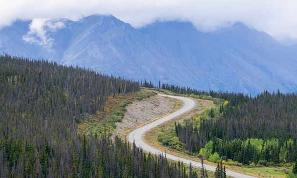 Scenic Road in the Canadian Nature Mountain Landscape during Fall Season. Taken in Yukon, Canada. - Foto, Imagen