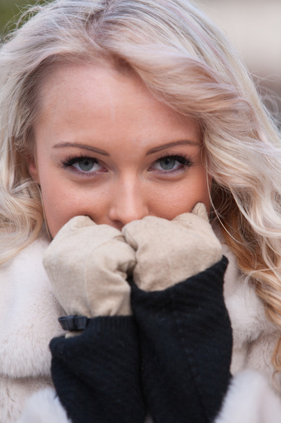 інтенсивний вигляд жінки взимку
 - Фото, зображення