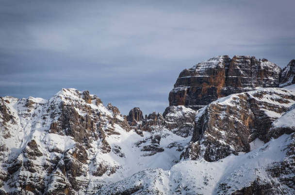 Slavné italské Alpy Brenta Dolomity, sníh na svazích Alp Madonna di Campiglio, Pinzolo, Itálie. Lyžařská střediska v Itálii. Leden 2023 - Fotografie, Obrázek