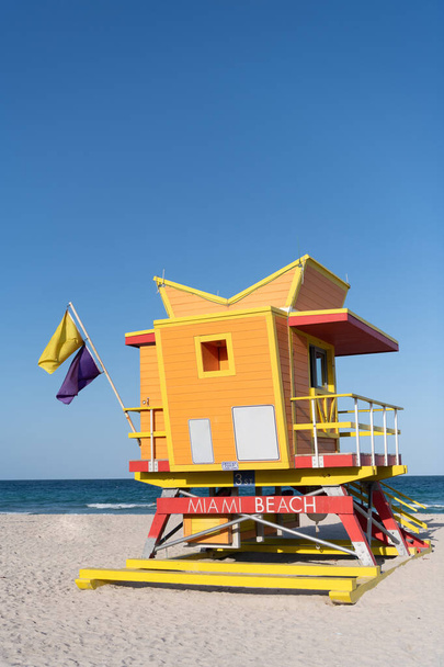 summer beach with lifeguard. summer beach with lifeguard tower. summer beach with lifeguard station. summer beach with lifeguard in miami. - Φωτογραφία, εικόνα