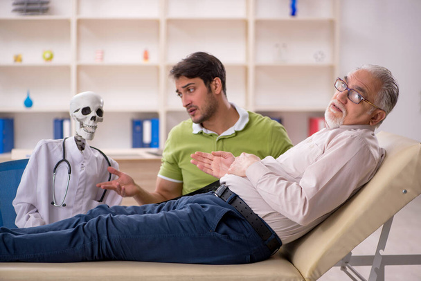 Viejo paciente visitando esqueleto médico - Foto, Imagen
