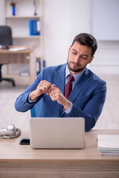 Young businessman employee feeling bad at workplace - Foto, Imagen