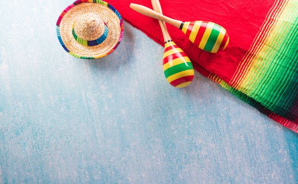 マラカス、メキシカンブランケットストライプやポンチョセレープ、サボテンや黄色の背景に帽子から作られたシンコ・デ・マヨの休日の背景. - 写真・画像