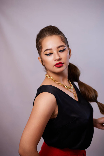 Portraitaufnahme einer jungen Ukrainerin im Hintergrund, nach Make-up und Frisur, für Bekleidungswerbung. - Foto, Bild