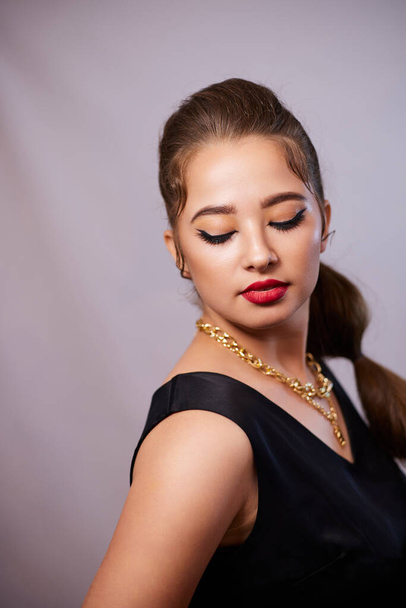 Portraitaufnahme einer jungen Ukrainerin im Hintergrund, nach Make-up und Frisur, für Bekleidungswerbung. - Foto, Bild