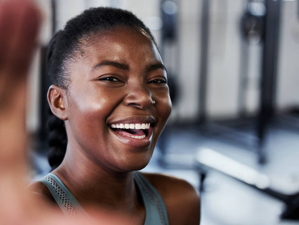 Mindset is everything. a fit young woman laughing while taking a selfie at gym - Foto, Imagen