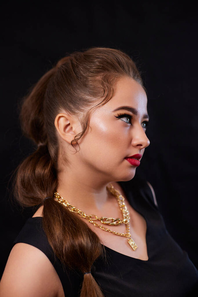 背景に若いウクライナ人女性の肖像画のショット,化粧や髪型の後,衣類広告のための. - 写真・画像