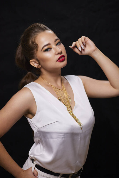 портрет молодой украинки на заднем плане, после макияжа и прически, для рекламы одежды. - Фото, изображение