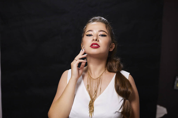 portrét záběr mladé ukrajinské ženy na pozadí, po make-upu a účesu, pro reklamu na oblečení. - Fotografie, Obrázek