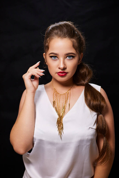 portrait d'une jeune femme ukrainienne en arrière-plan, après maquillage et coiffure, pour la publicité vestimentaire. - Photo, image