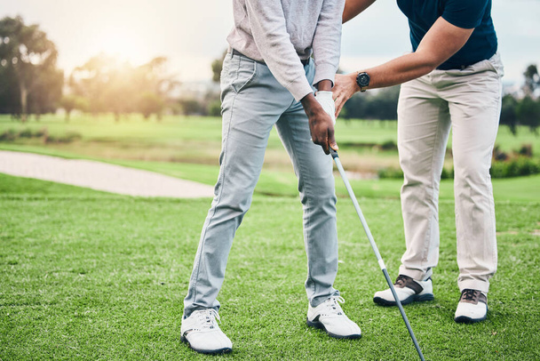 Golfunterricht, Sportunterricht und Trainerhände helfen einem Mann mit Schwung und Schlaganfall im Freien. Linsenschlag, Green Course und Schlägerunterstützung eines Athleten, der bereit ist für Bewegung, Fitness und Training für ein Spiel. - Foto, Bild