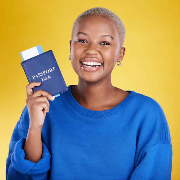 Gelukkige vrouw gezicht met paspoort geïsoleerd op gele achtergrond voor USA reizen kans, immigratie of vakantie. Identiteitsdocumenten, vliegticket en opgewonden portret van jonge zwarte in de studio. - Foto, afbeelding