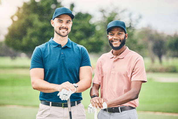Golf, sport et portrait d'hommes avec le sourire sur le parcours pour le jeu, la pratique et l'entraînement pour la compétition. Golf professionnel, détente et amis heureux prêts pour l'exercice, l'activité physique et le golf. - Photo, image