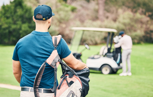 Golf, sport i tył człowieka na polu golfowym z torbą klubów gotowy do rozpoczęcia gry, praktyki i szkolenia na trawniku. Profesjonalny golfista, aktywność i męski caddy do ćwiczeń, fitness i rekreacji. - Zdjęcie, obraz