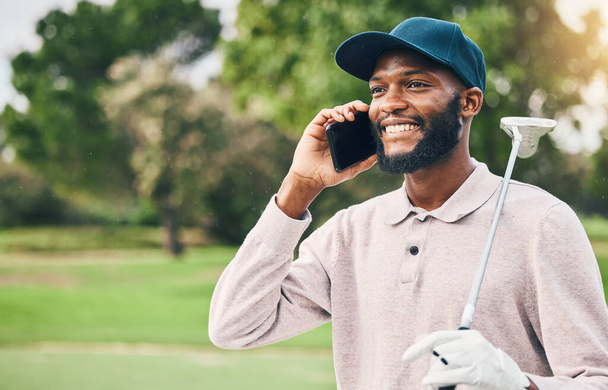 Zwarte man, telefoongesprek en communicatie op de golfbaan voor sportieve conversatie of discussie buiten. Gelukkig Afrikaans mannetje glimlachen en praten op smartphone tijdens het golfen voor sport hobby in de natuur. - Foto, afbeelding