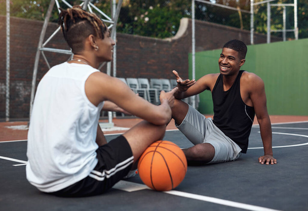 Powinieneś nauczyć mnie kilku swoich sztuczek. dwóch młodych sportowców rozmawiających ze sobą na boisku do koszykówki - Zdjęcie, obraz