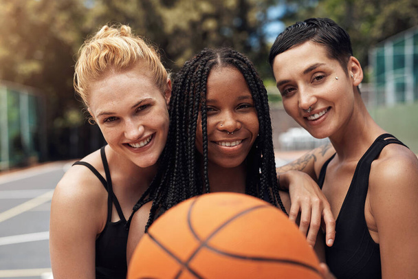 A győzelem a cél. Egy csapat sportos fiatal nő portréja, akik együtt állnak egy sportpályán. - Fotó, kép