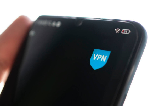 VPN - Virtual Private Network - Cyber Security and Privacy Data Λύσεις λογισμικού κρυπτογράφησης για επιχειρηματικές ιδέες. Ένα smartphone με εφαρμογή vpn για ανώνυμο internet που χρησιμοποιεί, ξεκλειδώνει ιστοσελίδες - Φωτογραφία, εικόνα
