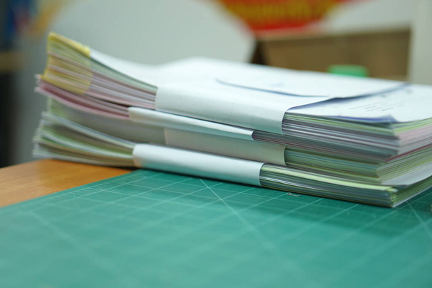 Stapel onafgewerkte documenten op het bureau, stapel zakelijk papier - Foto, afbeelding