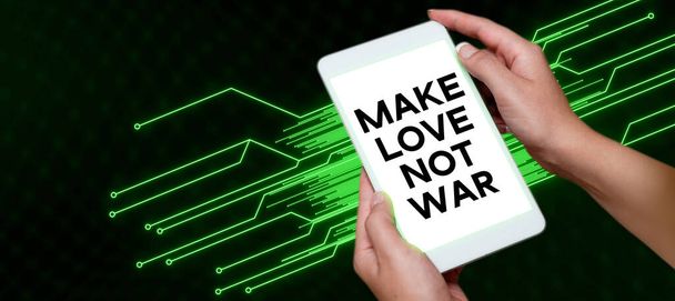 Ручний підпис Make Love Not War, Conceptual photo Анти-воєнний гасло хіпі, що заохочує любов і мир - Фото, зображення