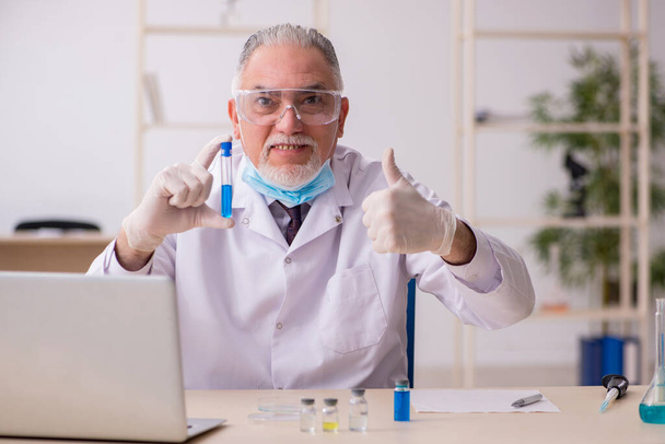 Old chemist working in the lab during pandemic - Φωτογραφία, εικόνα