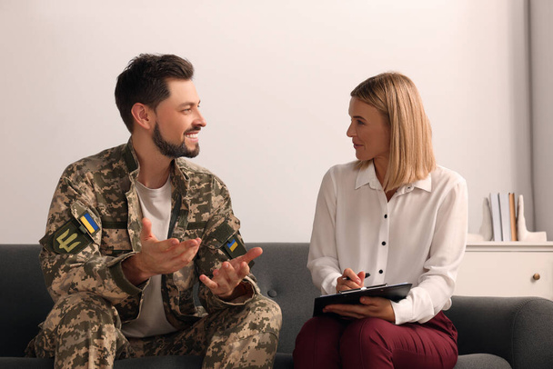 Psychologist working with military officer in office - Zdjęcie, obraz