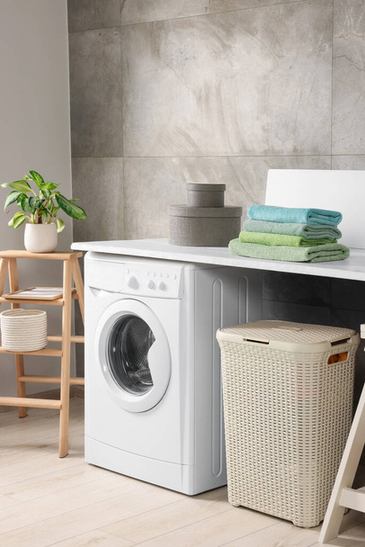 Sala de lavandaria elegante com máquina de lavar roupa moderna. Design de interiores - Foto, Imagem