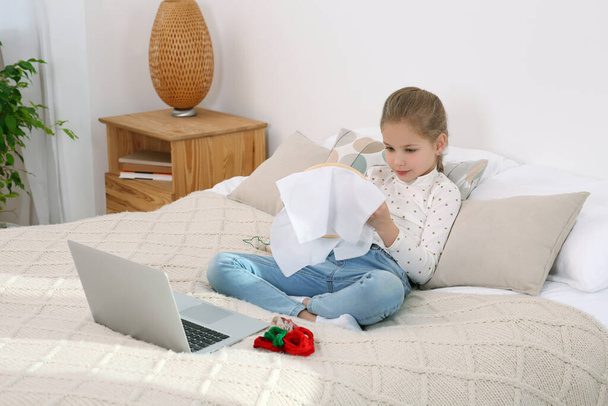 Bambina che impara a ricamare con il corso online a casa. Spazio per testo - Foto, immagini