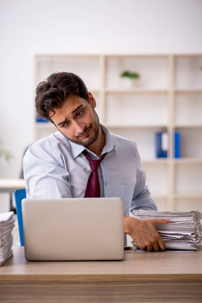 Jeune homme d'affaires employé mécontent du travail excessif au bureau - Photo, image