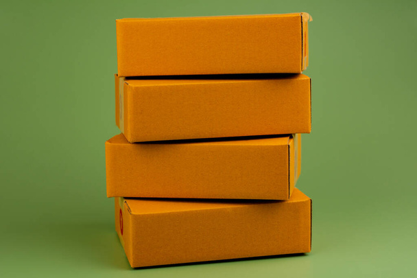 kartonnen doos levering trommel pakket doos bruine doos - Foto, afbeelding