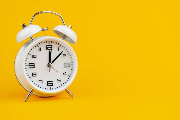 horloge blanche sur fond jaune concept de temps le temps est important de travailler - Photo, image