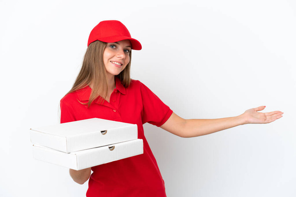 Pizza dodávky litevská žena izolované na bílém pozadí natahuje ruce na stranu pro pozvání přijít - Fotografie, Obrázek