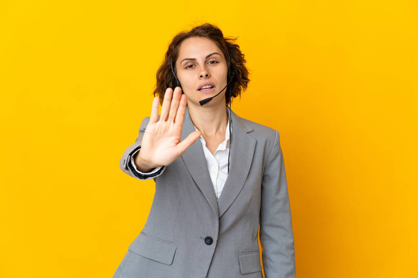 Fiatal angol nő elszigetelt sárga háttér így stop gesztus - Fotó, kép